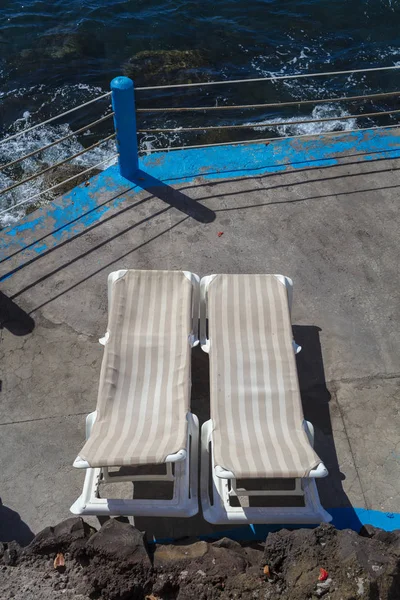 Sun loungers in the summer by the sea — Stock Photo, Image