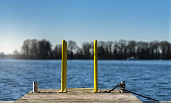 Schodiště do vody na koupání jezero — Stock fotografie