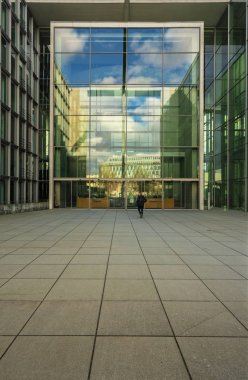 Paul Loebe Haus Berlin Hükümeti çeyreğinde yan girmesi ile cam faade  