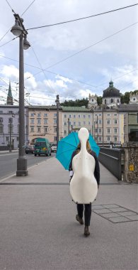 Kontrbas sırtında kadınla  