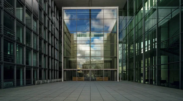 Fachada de cristal con la entrada lateral de la Paul Loebe Haus en el barrio del Gobierno de Berlín — Foto de Stock