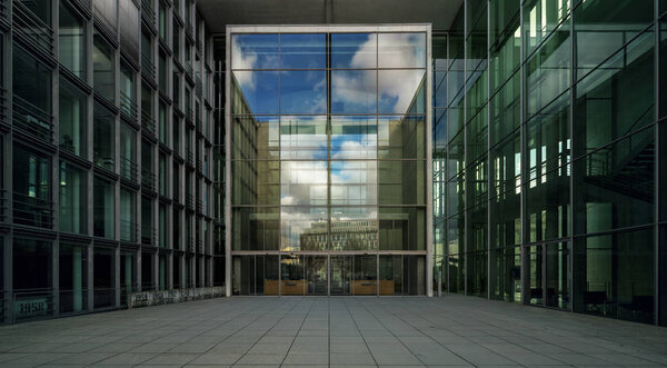 стеклянный фасад с боковым входом в Paul Loebe Haus в правительственном квартале Берлина
  