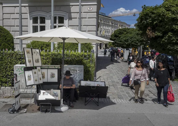 Artists and painters in the city centre of Salzburg — Stock Photo, Image