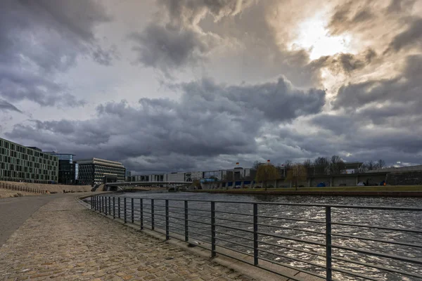 Облака дождя и погода на реке Шпрее в Берлине Митте — стоковое фото