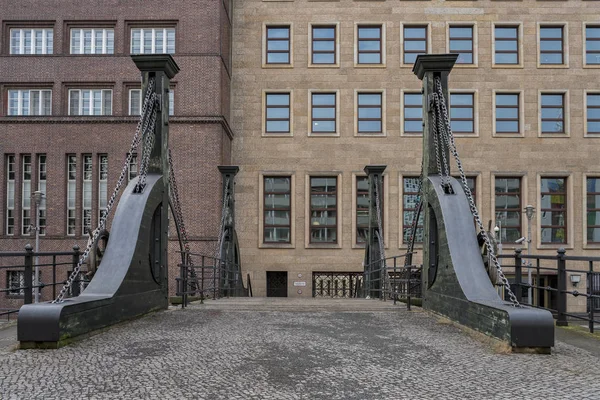 Ponte levadiça histórica no Friedrichsgracht em Berlim — Fotografia de Stock