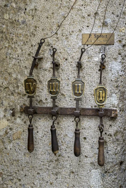 Historische glocke an einem haus in salzburg — Stockfoto