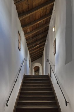 eski bir kale içinde dar koridor  