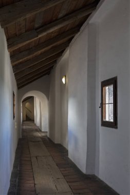 eski bir kale içinde dar koridor  