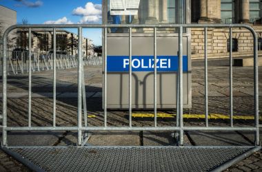 Polis de Berlin demir parmaklıklar ardında  