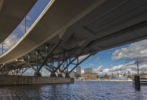 Berlin Merkez İstasyonu Spree Nehri Köprüsü  