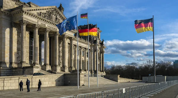 Flagi i maszty flagowe przed Reichstagu w Berlinie — Zdjęcie stockowe