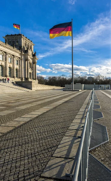 Flaggor och flaggstänger innan Reichstag i Berlin — Stockfoto