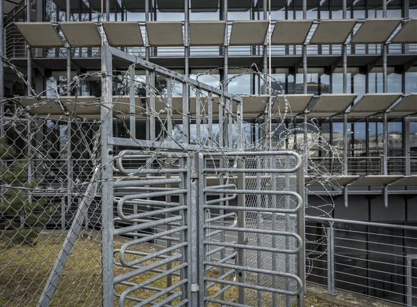 Dikenli tel ile Berlin'de bir binanın güvenliğini sağlama — Stok fotoğraf