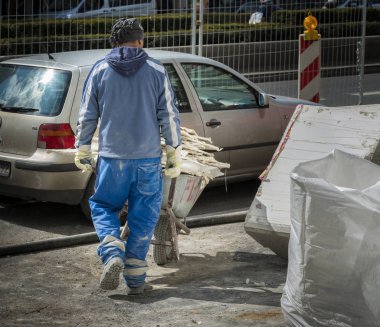 İnşaat işçisi ile moloz çekme inşaat Makinası sepeti  