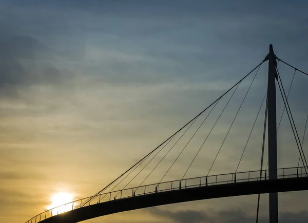 En hängbro för fotgängare i hamnen i sassnitz på helt — Stockfoto