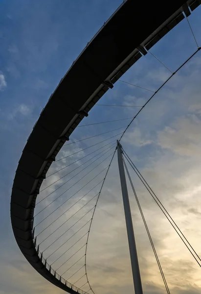 Een hangbrug voor voetgangers in de haven van sassnitz op Rgen — Stockfoto