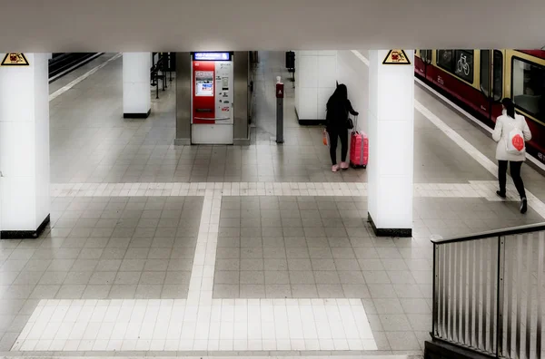 O metrô e uma plataforma em Berlim — Fotografia de Stock