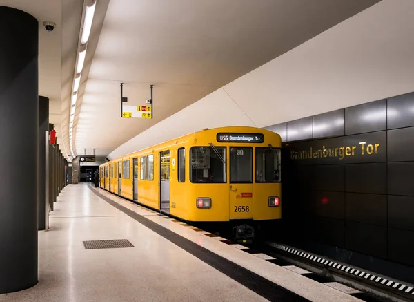 Die U-Bahn und ein Bahnsteig in Berlin — Stockfoto