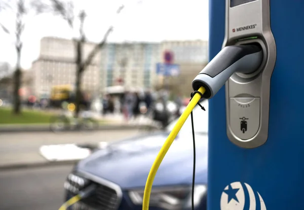 Do ładowania dla samochodów elektrycznych w centrum Berlina — Zdjęcie stockowe