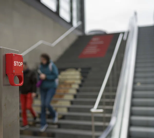 Parada de emergência em uma escada rolante na estação Potsdamer Platz em Berlim — Fotografia de Stock