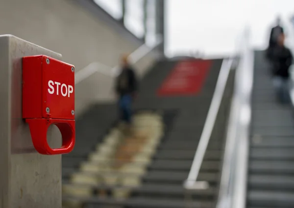 Berlin Potsdamer Platz istasyonunda bir yürüyen merdiven, acil durum durdurma — Stok fotoğraf
