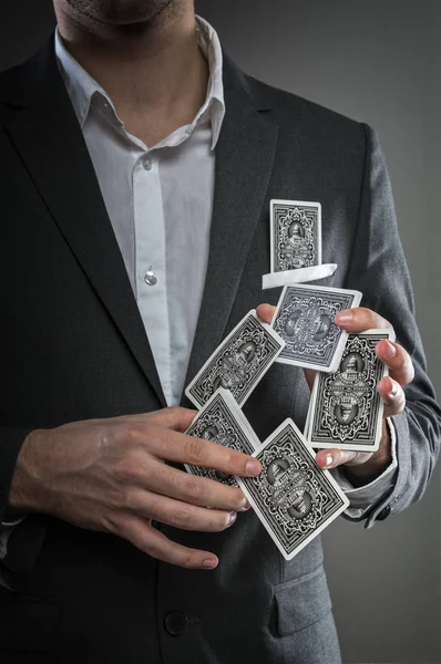कार्ड जादूगार जेरेमी रोवे त्याचे कौशल्य दाखवते — स्टॉक फोटो, इमेज