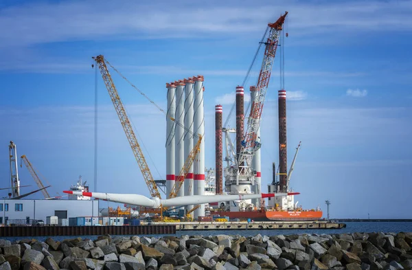 Vindkraftverk på ett fartyg för transport till Nordsjön — Stockfoto