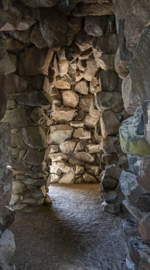 Geçit ve mağara kaya  