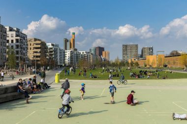 Berlin Gleisdreick Park'ta Pazar günü insanlar  