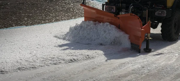 Remoção de neve e gelo no inverno — Fotografia de Stock