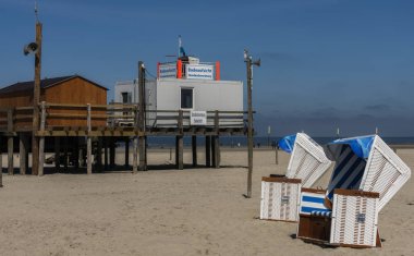 Plaj sepetleri Sankt Peter Ording Kuzey Denizde mavi beyaz çizgili  