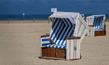 Plaj sepetleri Sankt Peter Ording Kuzey Denizde mavi beyaz çizgili  