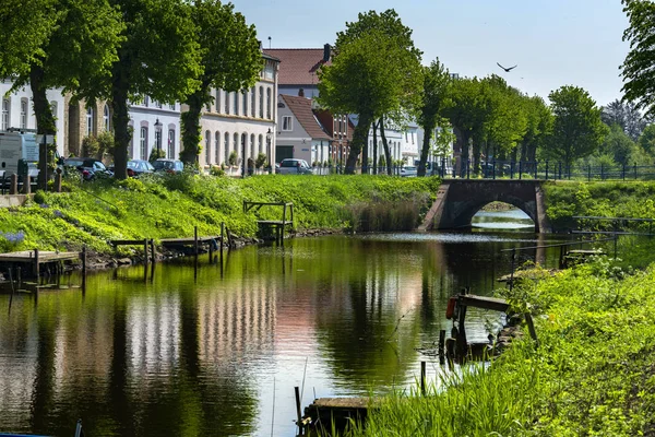 Rivieren en kanalen in de kleine stad van Friedrichstadt in Noord-Duitsland — Stockfoto