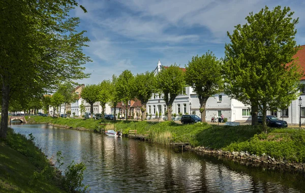 Rios e canais na pequena cidade de Friedrichstadt, no norte da Alemanha — Fotografia de Stock