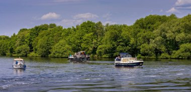 Gezi ve tekne trafiği Berlin Dışülke göller üzerinde  