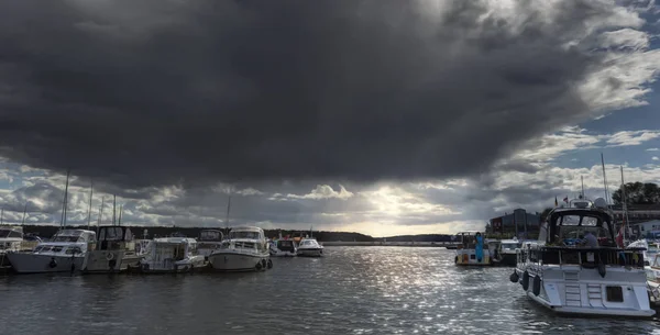 Regenwolken im Güterhafen an der mritz — Stockfoto