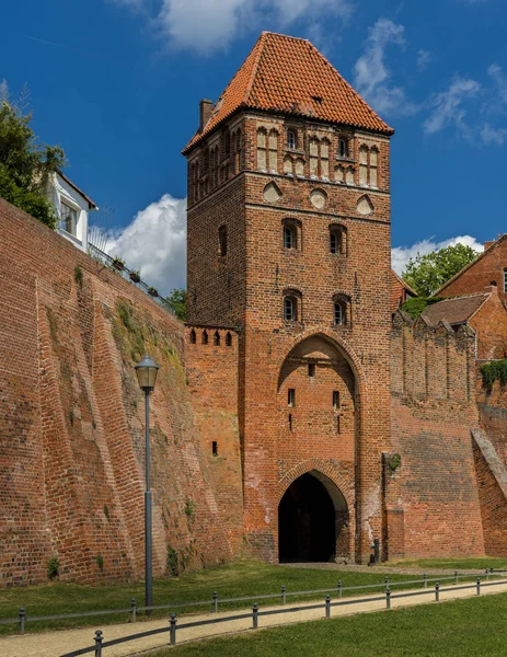 Városfal vár és kunyhó ház a falu Tangermnde, a németországi Sachsen Anhalt — Stock Fotó