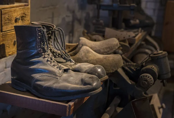 Schuhe und Werkzeug in einer alten Schuhmacherwerkstatt — Stockfoto
