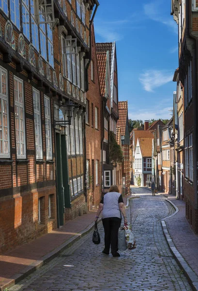 Une vieille femme avec des sacs à provisions sur le chemin difficile de la maison — Photo