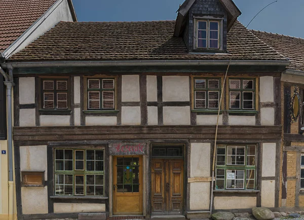 Old Timbered House em uma cidade — Fotografia de Stock