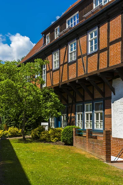 Timrade hus i den lilla staden av Tangermnde — Stockfoto