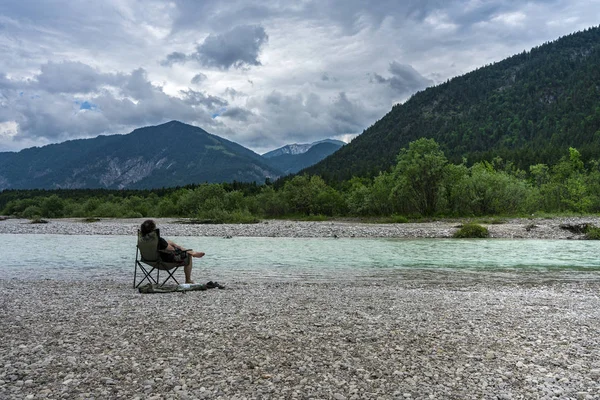 Relaxation in the gravel of the ISAR near Bad Tlz — Stock Photo, Image
