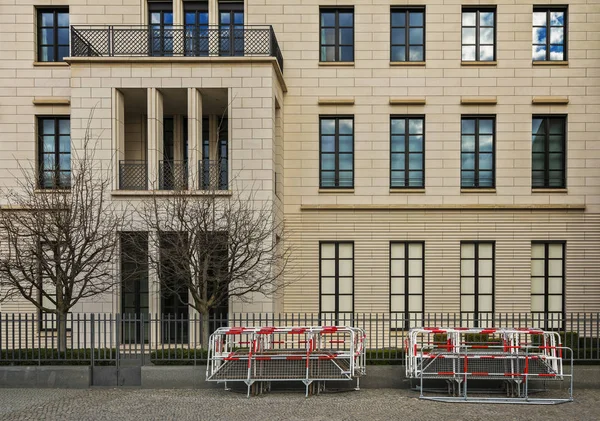 Business House next to the Brandenburg Gate in Berlin — Stock Photo, Image