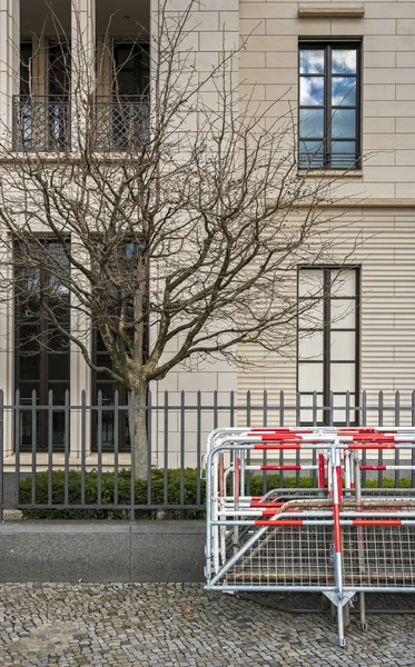 Zakelijke huis naast de Brandenburger Tor in Berlijn — Stockfoto