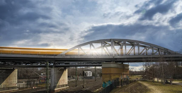Tunnelbanan i Berlin kör över en bro vid järnvägsstationen triangeln — Stockfoto