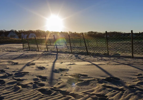 Rayos de sol en diciembre en la playa de Warnemnde — Foto de Stock