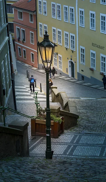 Una linterna en un callejón de Praga —  Fotos de Stock