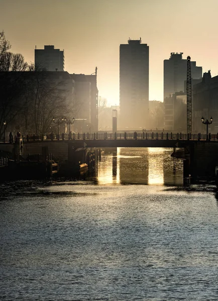 Sisli bir günde Berlin'de kale Köprüsü — Stok fotoğraf