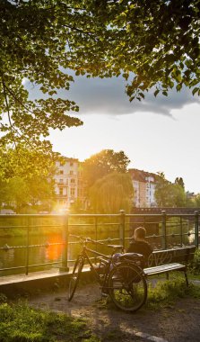 Bisikletçiler Berlin spree, güneşin altında  