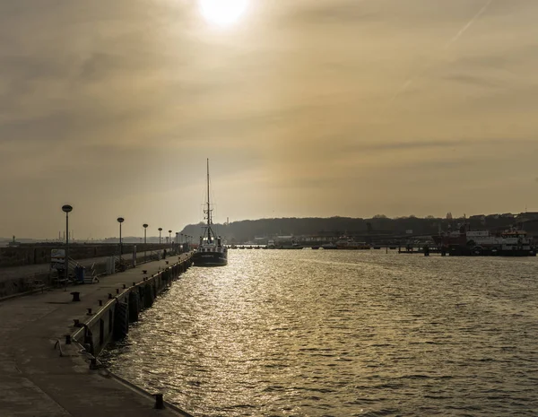 Hamn Sassnitz på ön av helt — Stockfoto